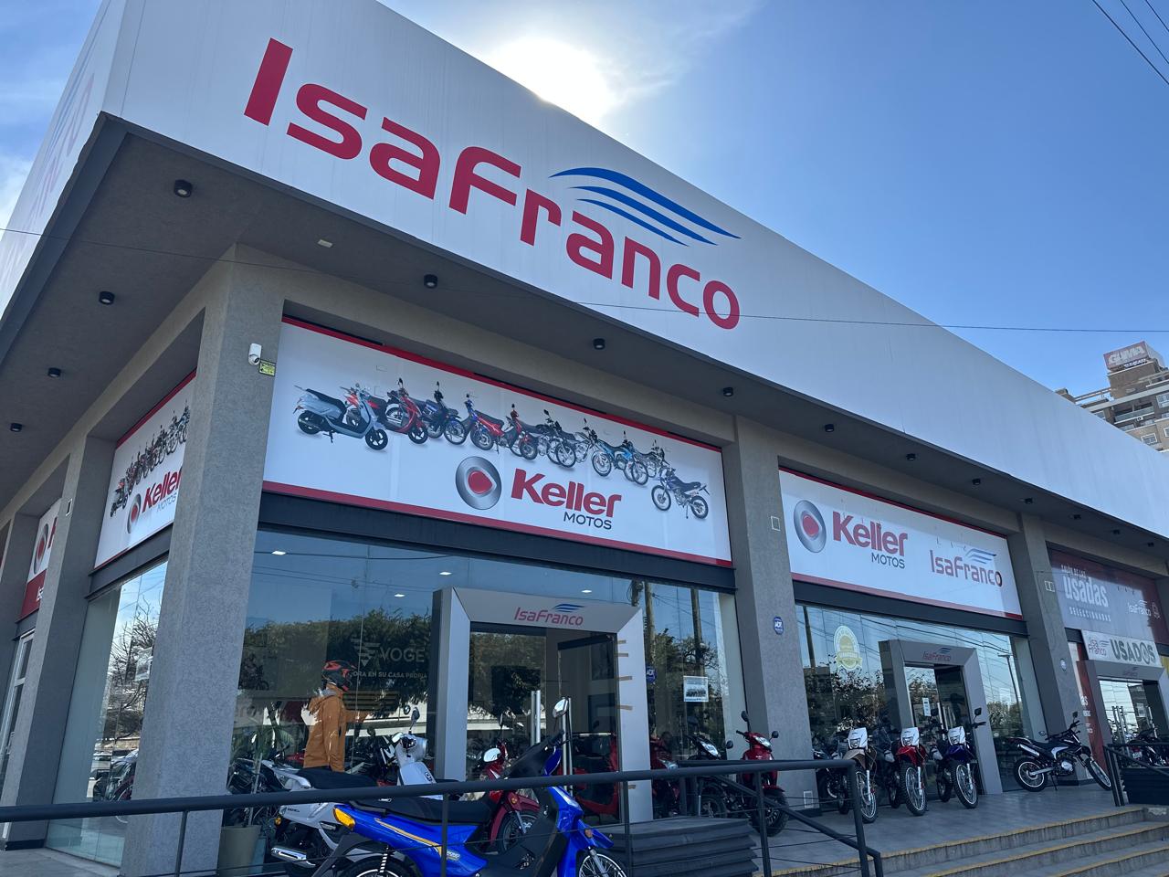 Showroom de Isa Franco con motos 0KM en Av. Sagrada Familia 300, Córdoba